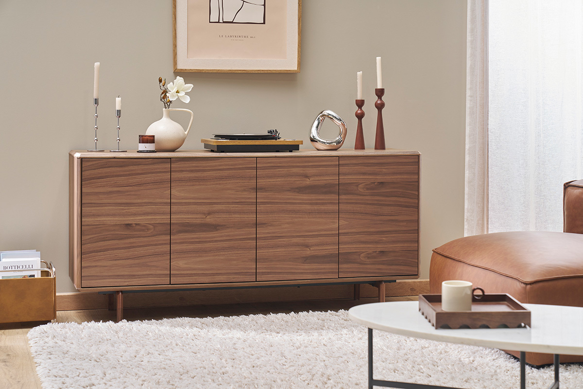 Buffet vintage en bois fonc noyer, 4 portes, avec dcoration sur le dessus, vue de face.