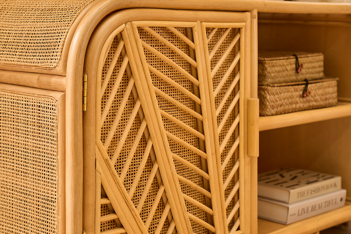 D�tail du buffet vintage en rotin GALON avec porte en cannage et �tag�res visibles.