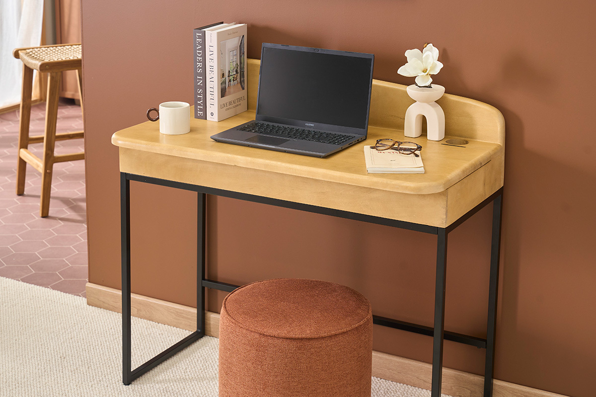 Bureau en bois manguier avec rangement, ordinateur portable et livres, vue de face.