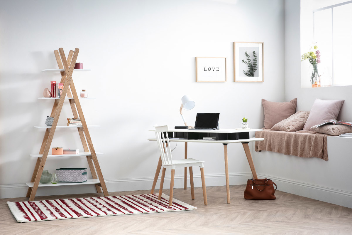 Bureau scandinave blanc et noir avec rangements et pieds en bois LEVY