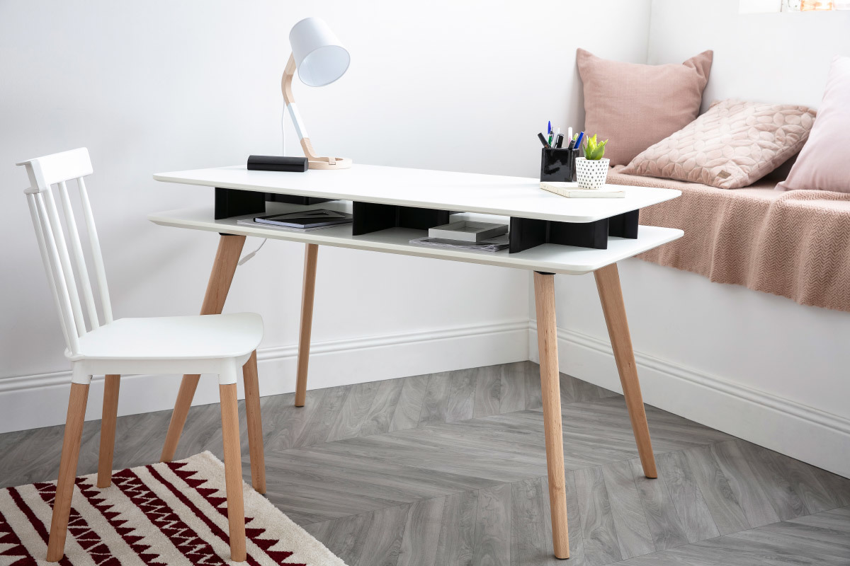 Bureau scandinave blanc et noir avec rangements et pieds en bois LEVY