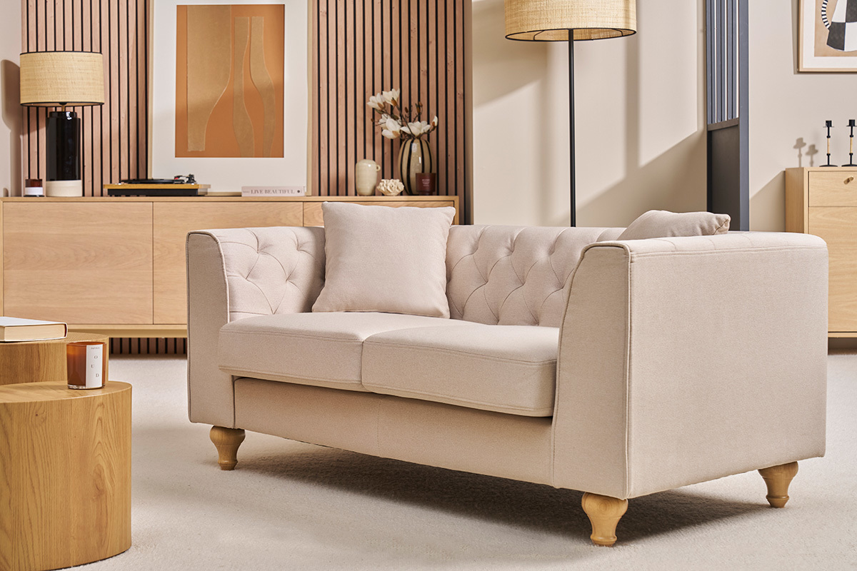 Canap beige 2 places MONTAIGNE avec accoudoirs et dossier capitonn, vue de face.