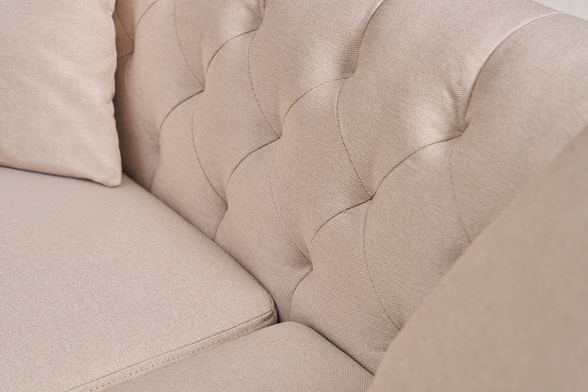 Gros plan sur le dossier capitonn du canap 2 places en tissu beige MONTAIGNE.