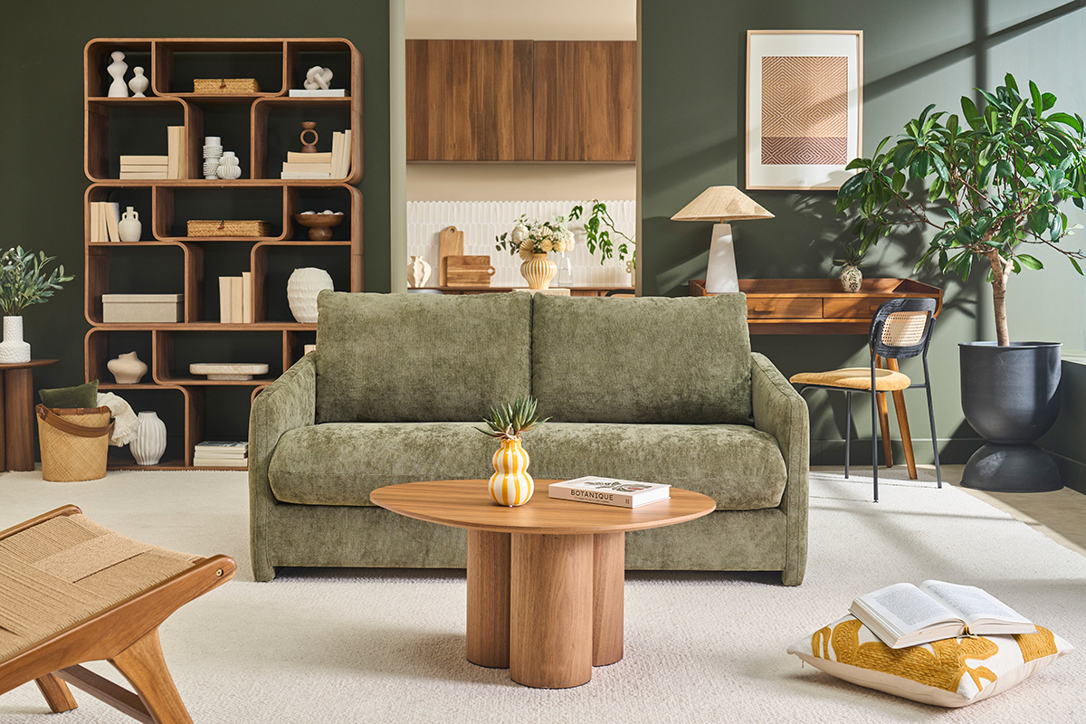 Canap� 2 places en tissu velours textur� vert kaki, avec table basse en bois, dans un salon moderne.