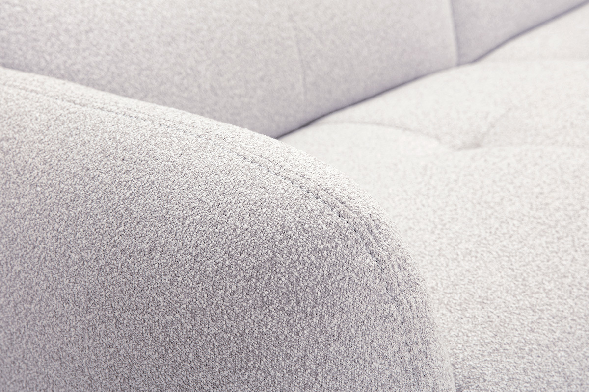 D�tail du canap� 3 places TIGNES en tissu velours textur� gris clair, vue rapproch�e de l'accoudoir.