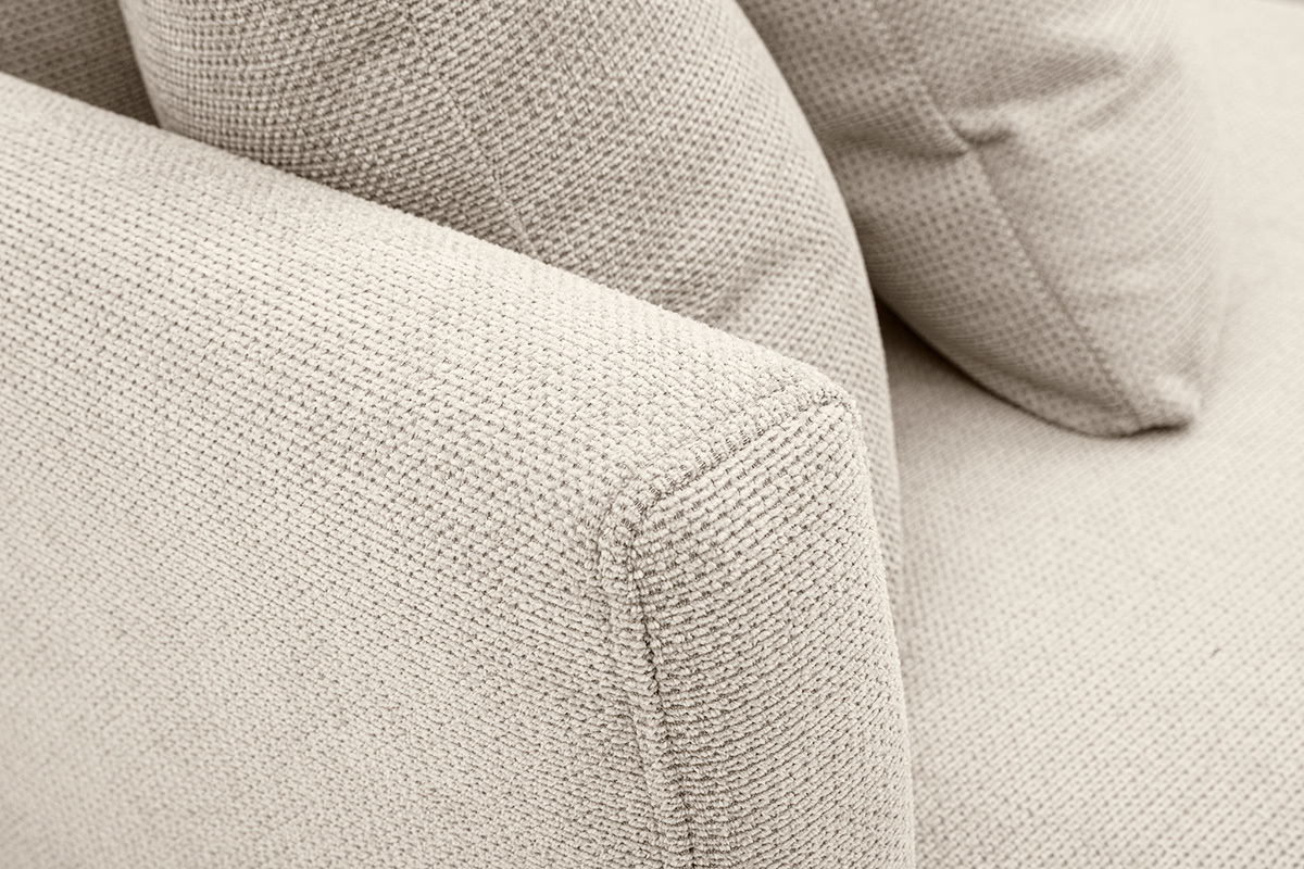 D�tail du canap� 3 places en tissu chenille beige avec coussins d�houssables, angle rapproch�