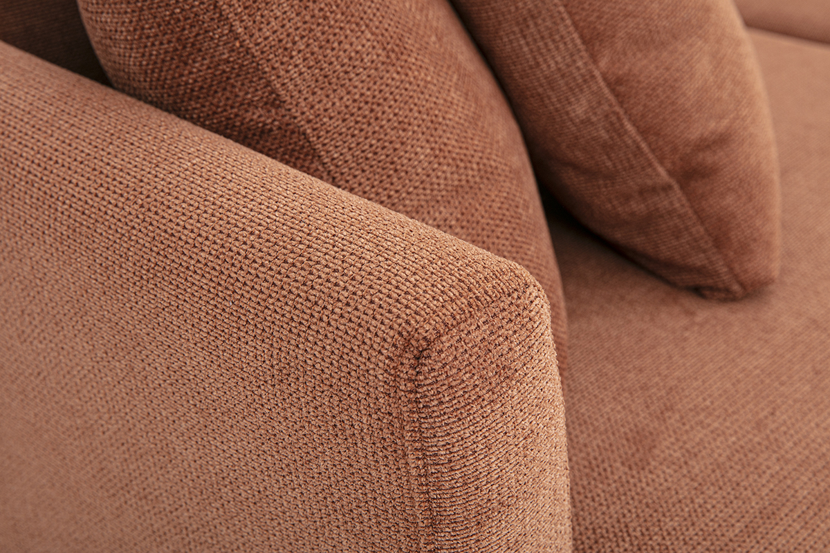 D�tail d'un canap� 3 places en tissu chenille terre br�l�e avec accoudoirs et coussins