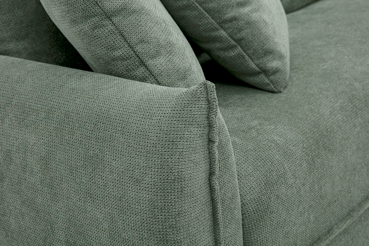D�tail du canap� 3 places en tissu chenille vert kaki PIO, vue rapproch�e sur le coussin.