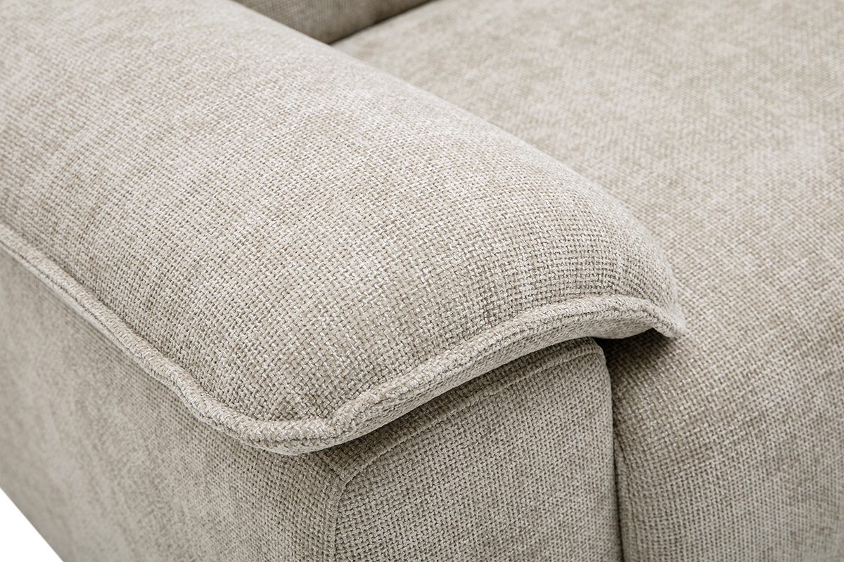 D�tail d'un accoudoir du canap� 3 places en tissu effet velours textur� beige LIVIO