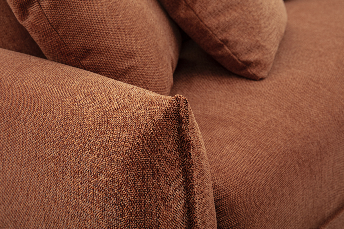 Canap 3 places en tissu velours terre brle, vue de prs sur le rembourrage textur.