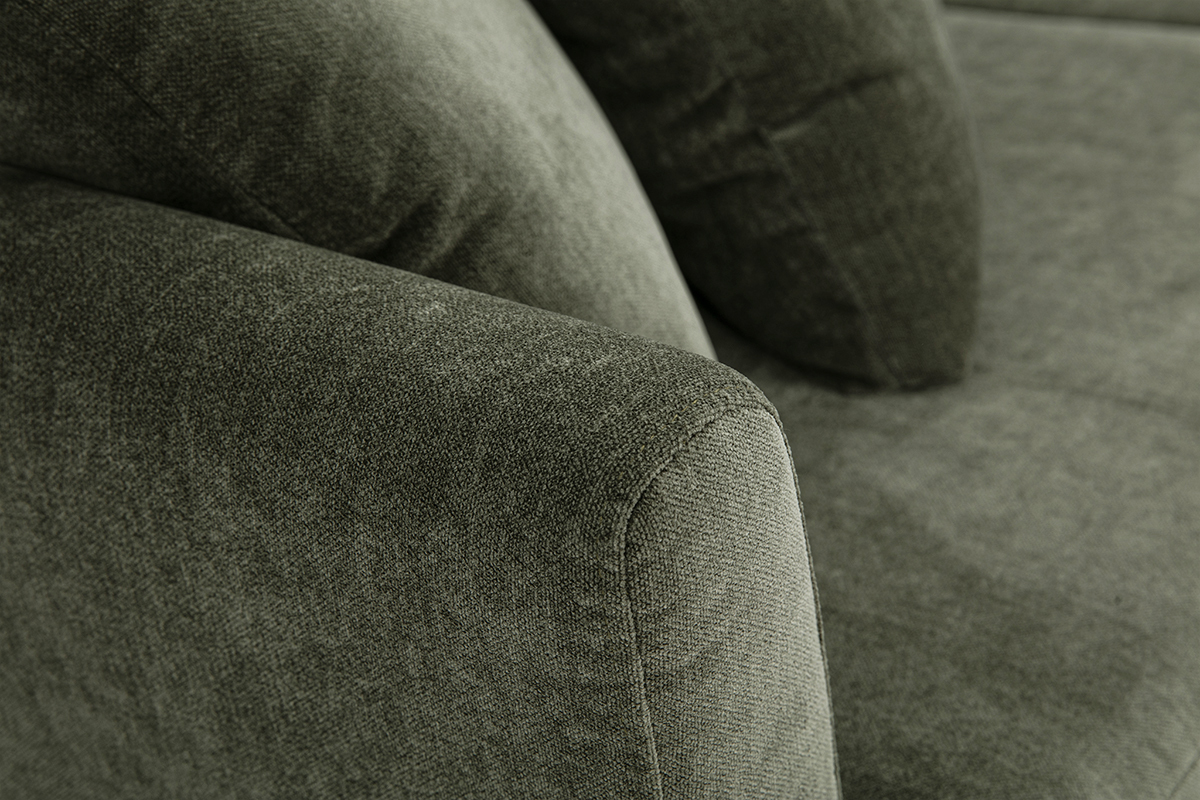 Canap� 3 places en tissu effet velours vert kaki, vue rapproch�e des accoudoirs et coussins.