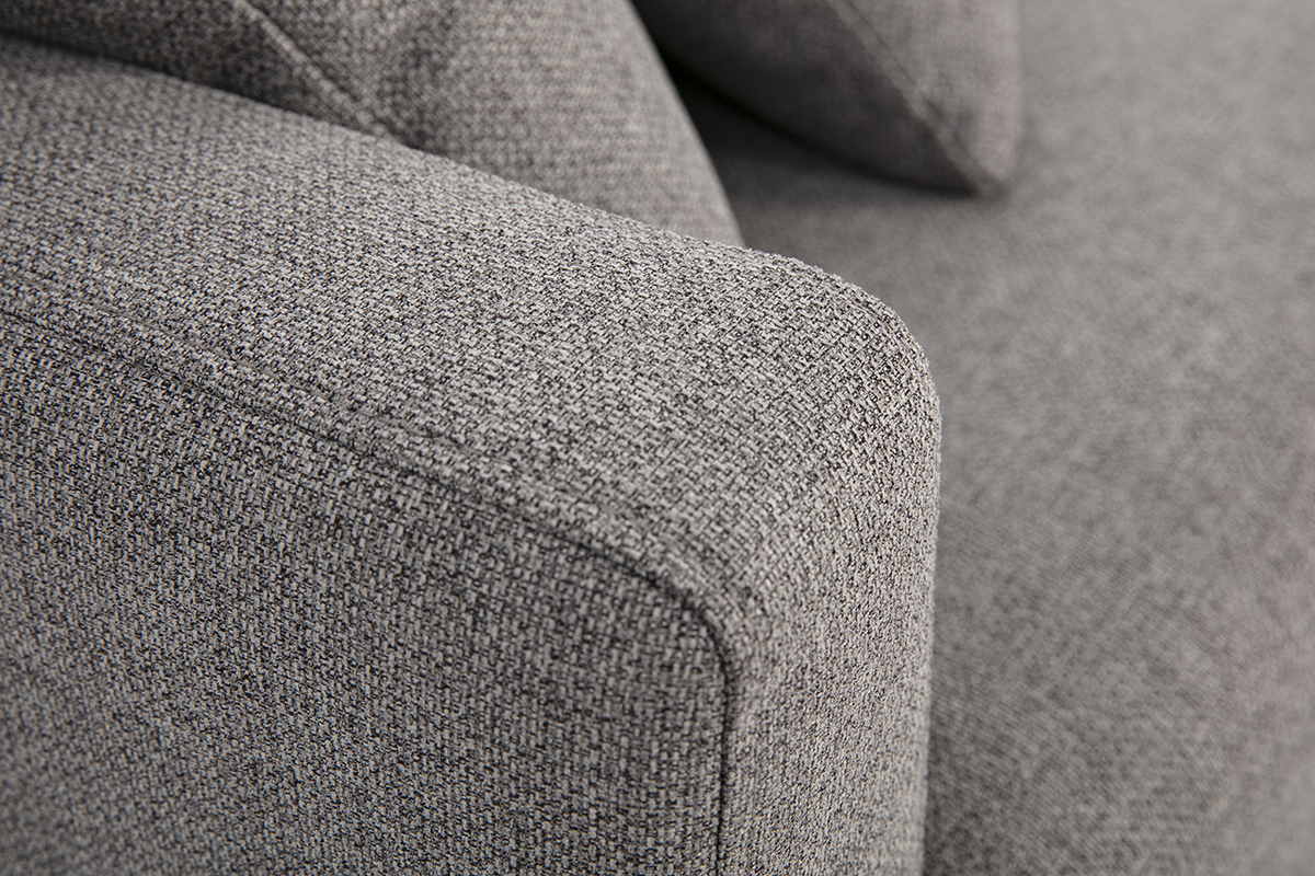 Gros plan sur le tissu gris du canap� MUNIK 3 places avec texture visible.