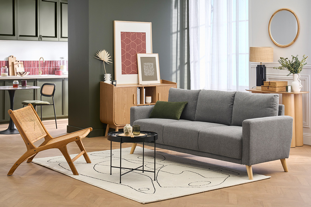 Canap� 3 places gris en tissu et bois clair, vue d'angle dans un salon moderne.