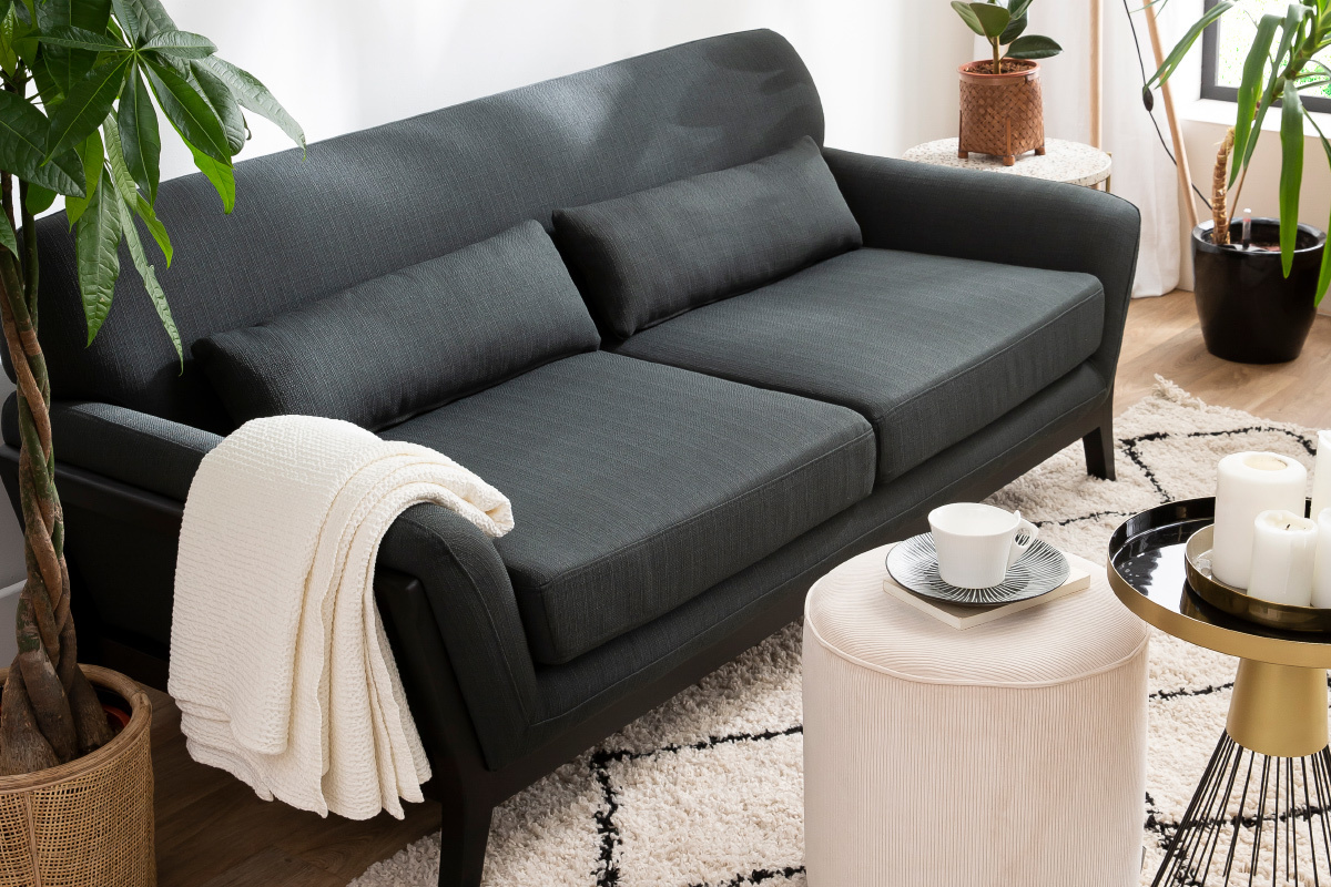 Canap� 3 places en tissu gris fonc� et bois noir YOKO