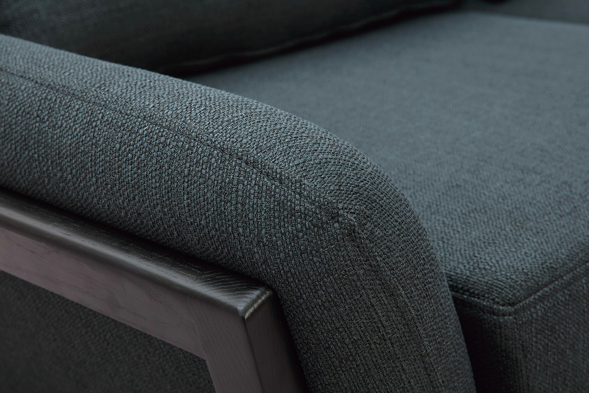 Canap� 3 places en tissu gris fonc� et bois noir YOKO