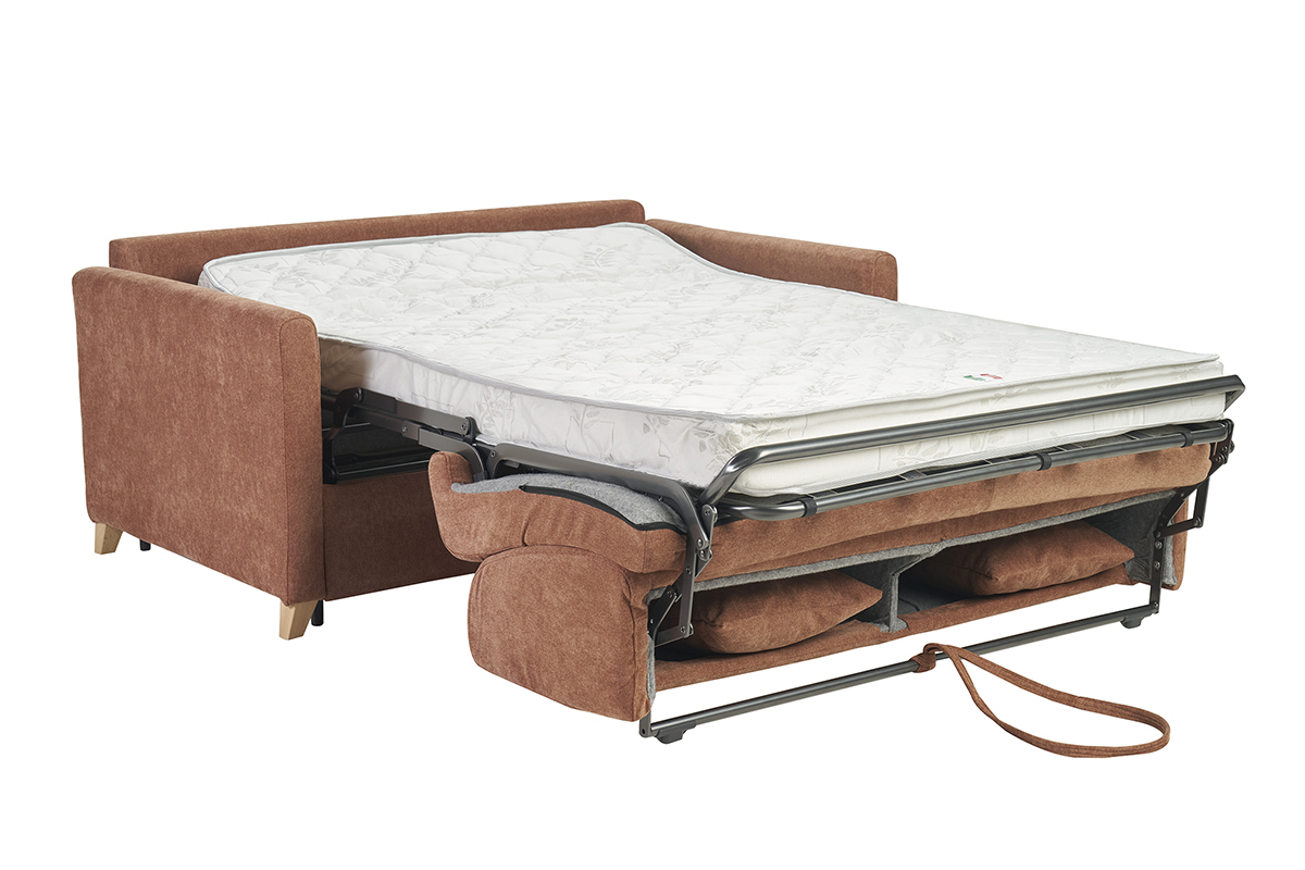 Canap convertible en tissu terre brle ouvert en position lit avec matelas visible.