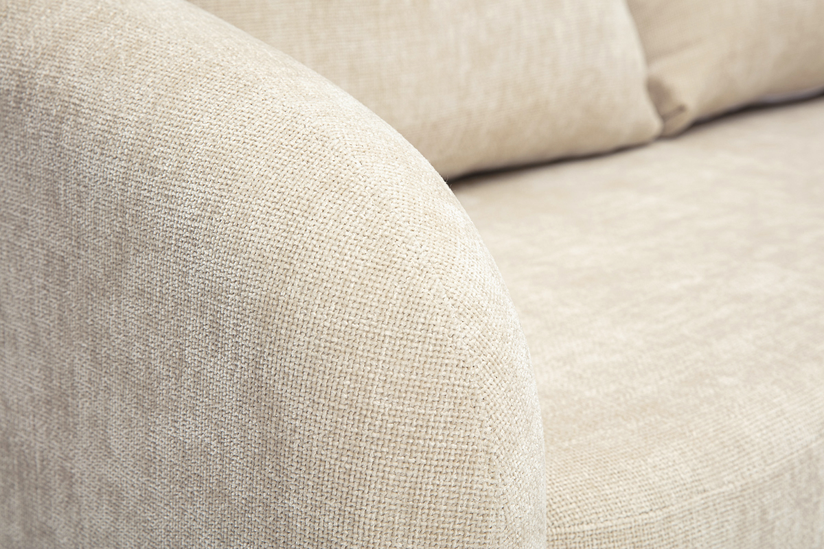 Canap beige en tissu effet velours textur, vue de prs sur l'accoudoir.