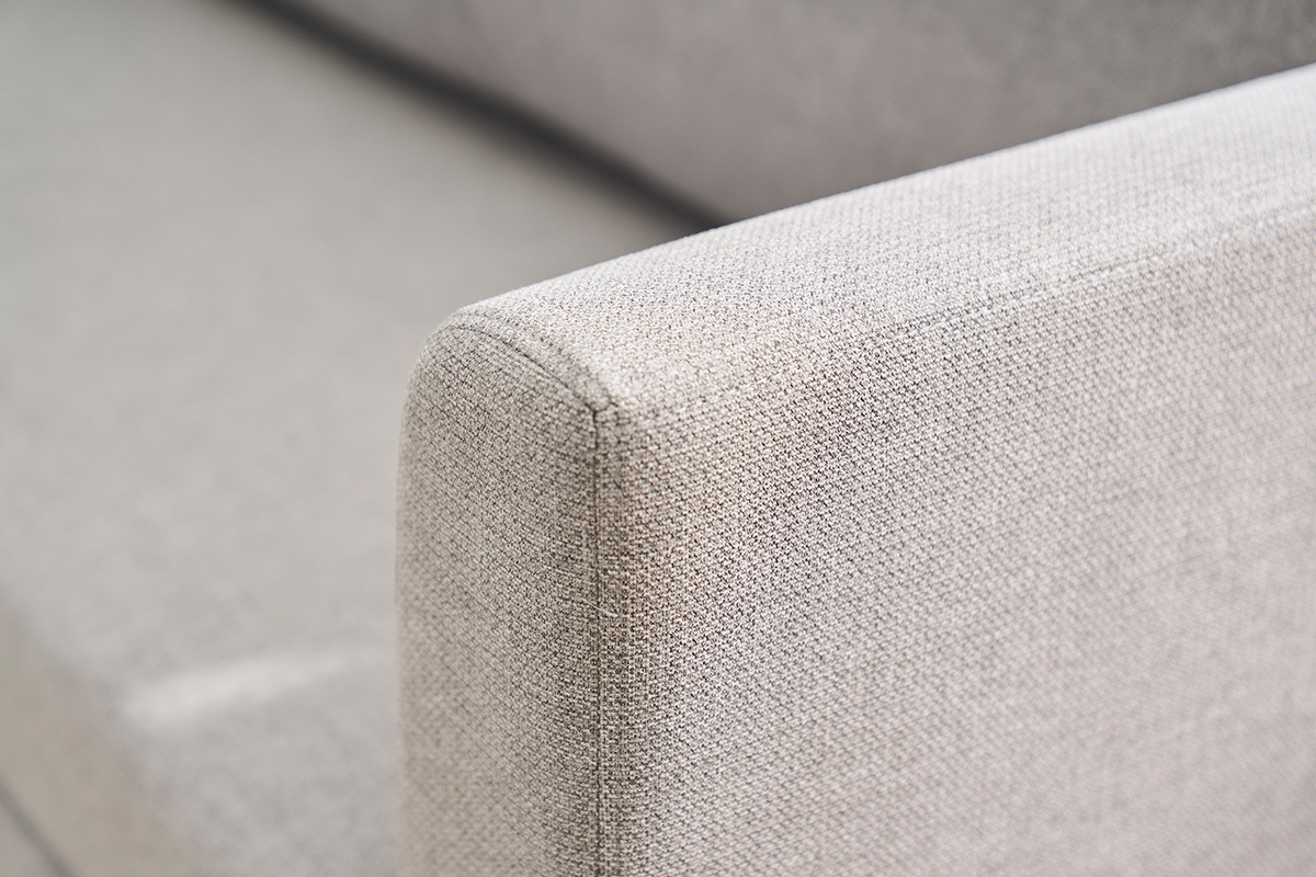 Accoudoir du canap� convertible 2 places en tissu gris clair LEON, vue zoom�.