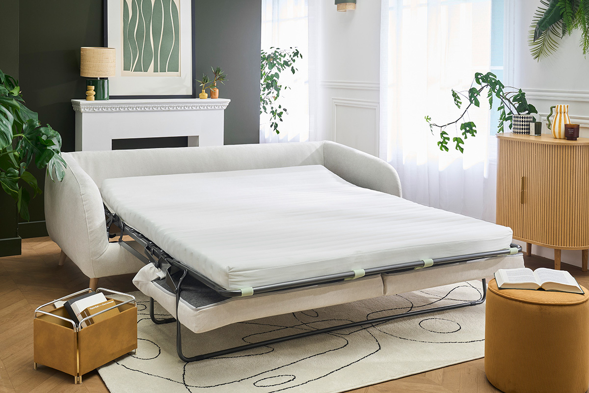 Canap� convertible LEANDRE en tissu velours beige, matelas d�pli�, dans un salon moderne.