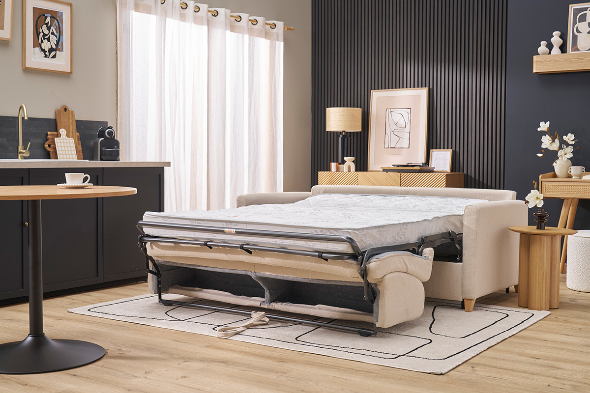 Canap convertible 3 places en tissu beige et bois clair avec matelas 13 cm SKANDY
