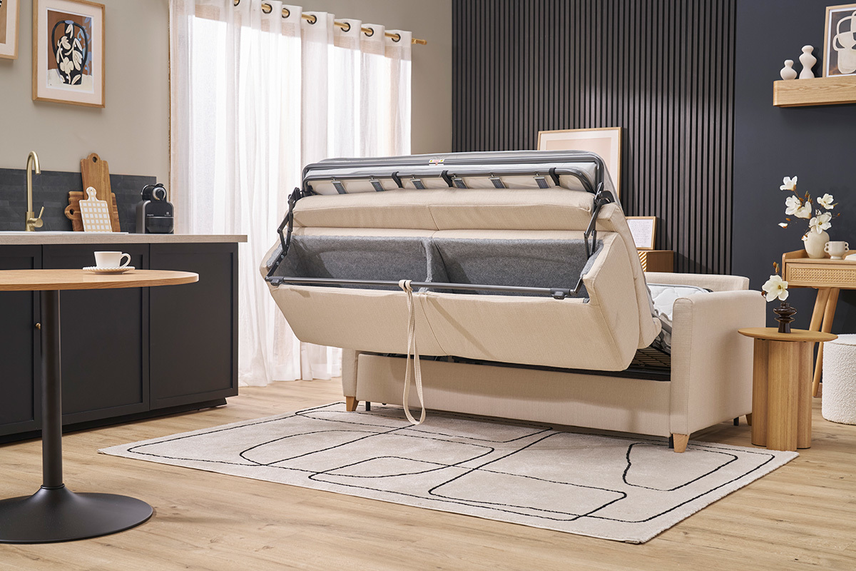 Canap convertible 3 places en tissu beige et bois clair avec matelas 13 cm SKANDY