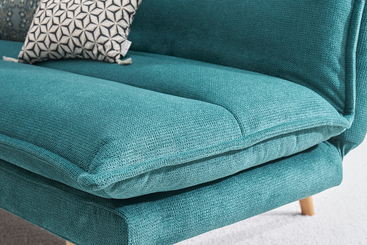 Canap convertible bleu canard en tissu chenille avec coussin gomtrique, vue en gros plan.
