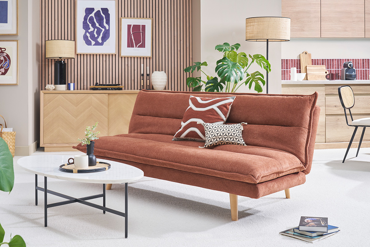 Canap convertible BINGO en tissu terre brle avec pieds en bois clair, vue de 3/4.