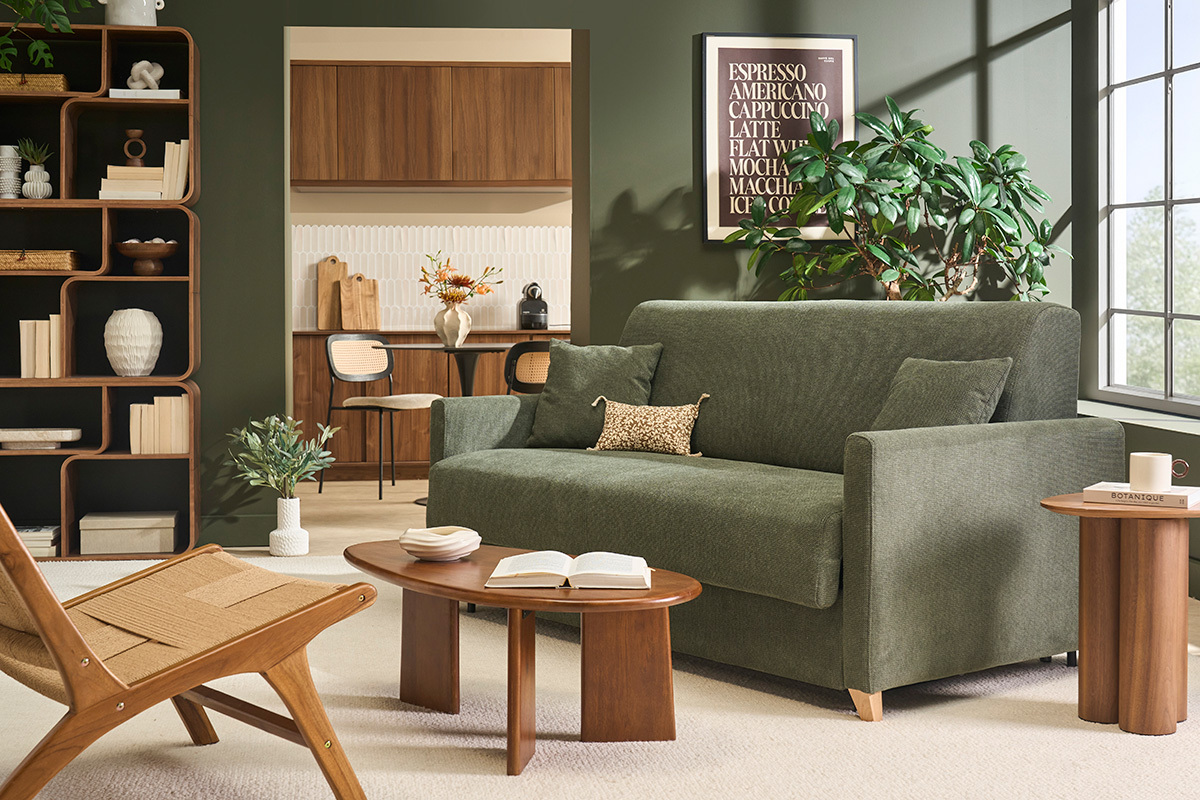 Canap� convertible 3 places en tissu chenille vert fonc� dans un salon moderne avec une table basse en bois.