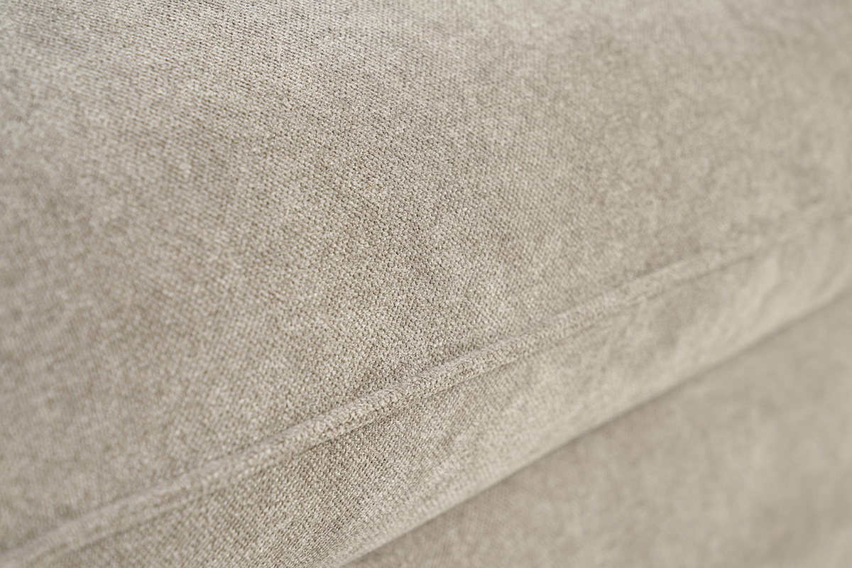 Gros plan sur le tissu effet velours taupe du canap ARMAND.