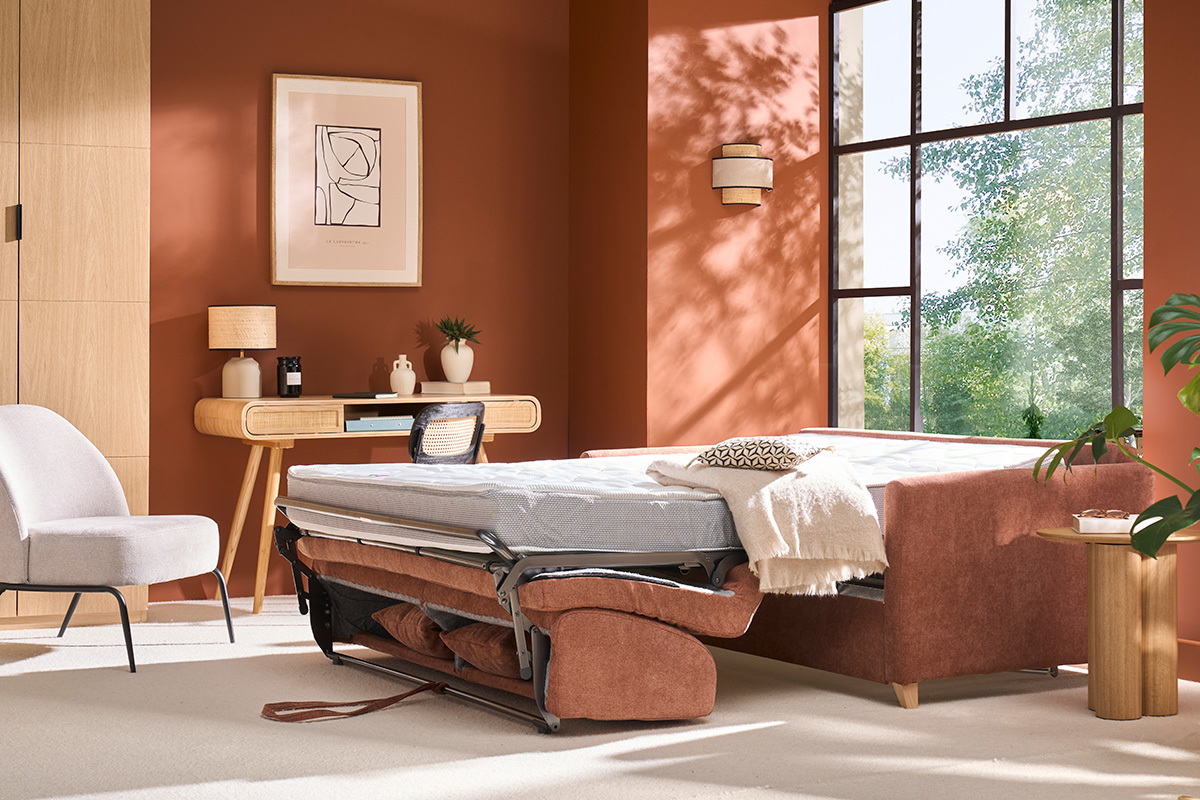 Canap convertible 3 places en tissu terre brle dpli en lit avec matelas, vue latrale.