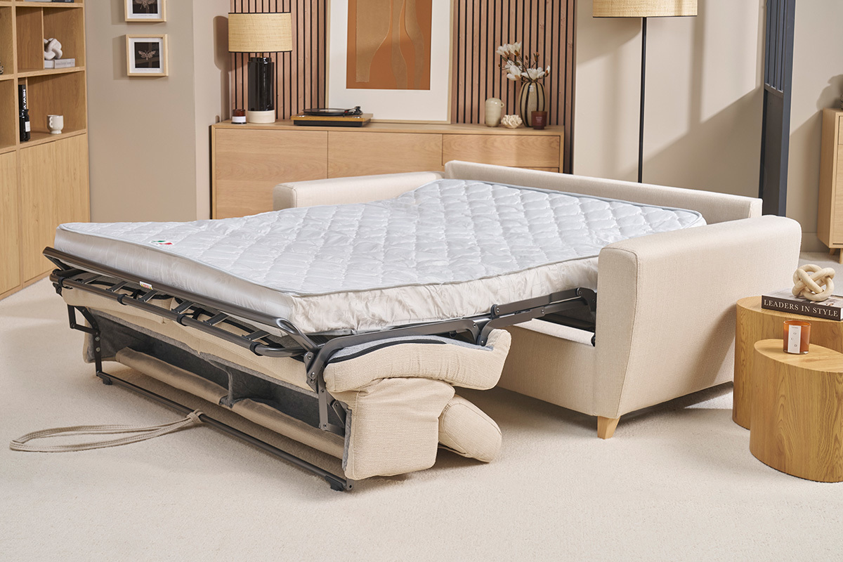 Canap convertible beige avec matelas dpli dans un salon.
