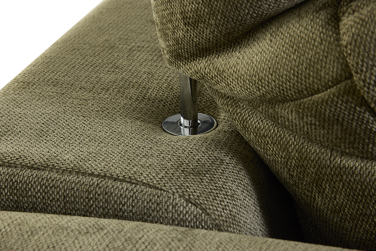 D�tail d'un canap� vert kaki en tissu effet velours textur�.