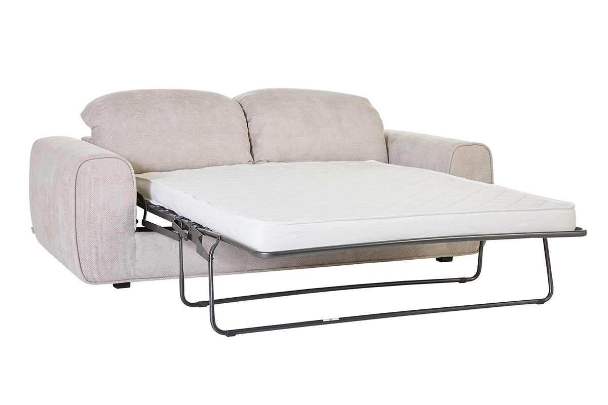 Canap� convertible 3 places en tissu velours beige, ouvert en lit.