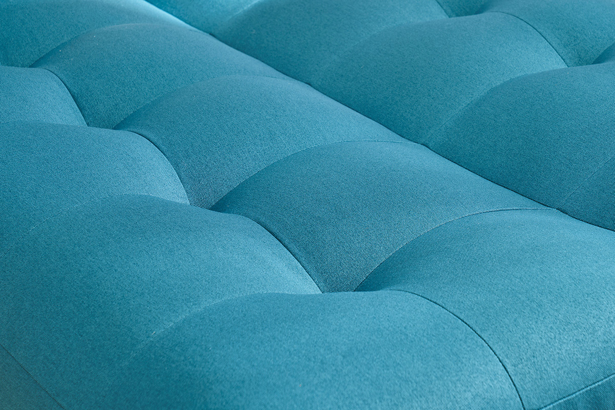 Gros plan sur le tissu bleu canard du canap convertible YUMI.