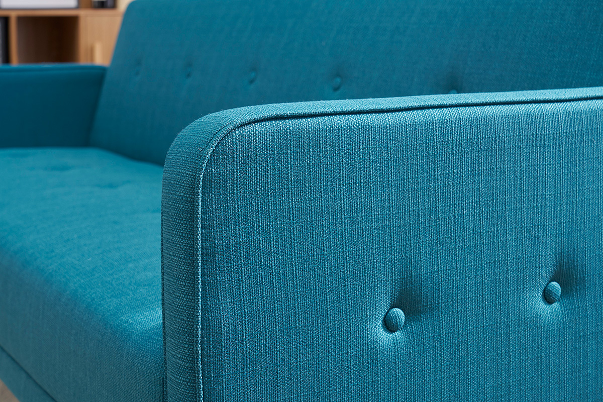 Dtail du bras et du dossier du canap convertible bleu en tissu, vue en gros plan.