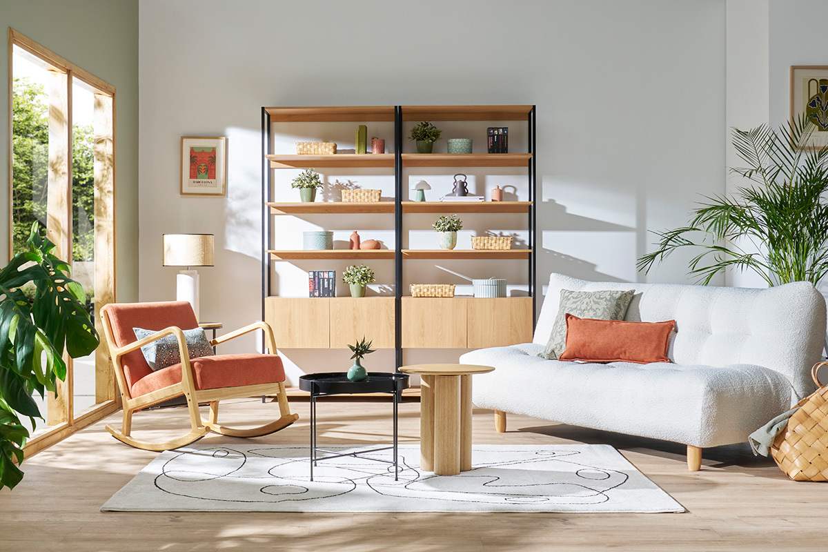 Salon avec canap� convertible YUMI, fauteuil, tables et �tag�res.