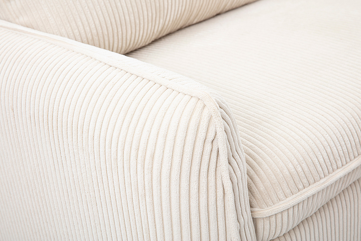 Gros plan sur le tissu velours ctel beige d'un canap ORSO.