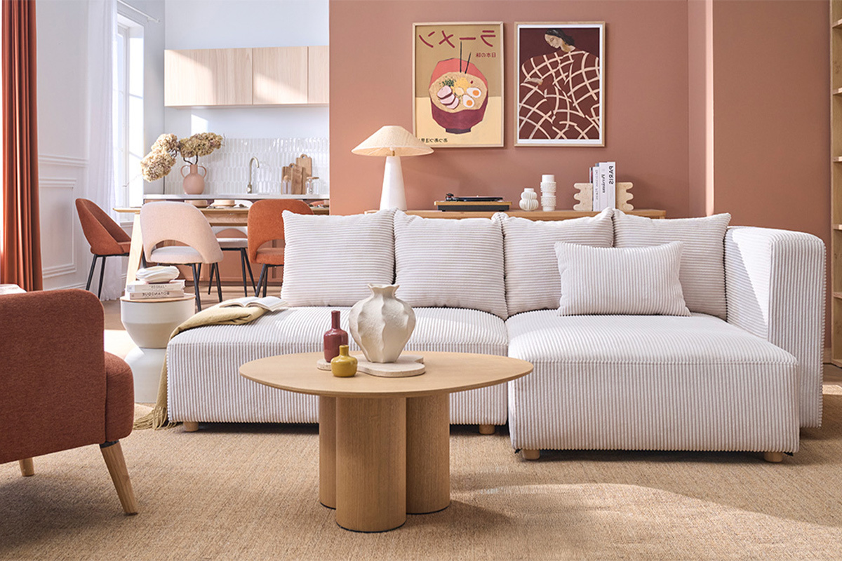 Canap� d'angle droit 3 places en tissu velours c�tel�, vue d'ensemble dans un salon moderne.