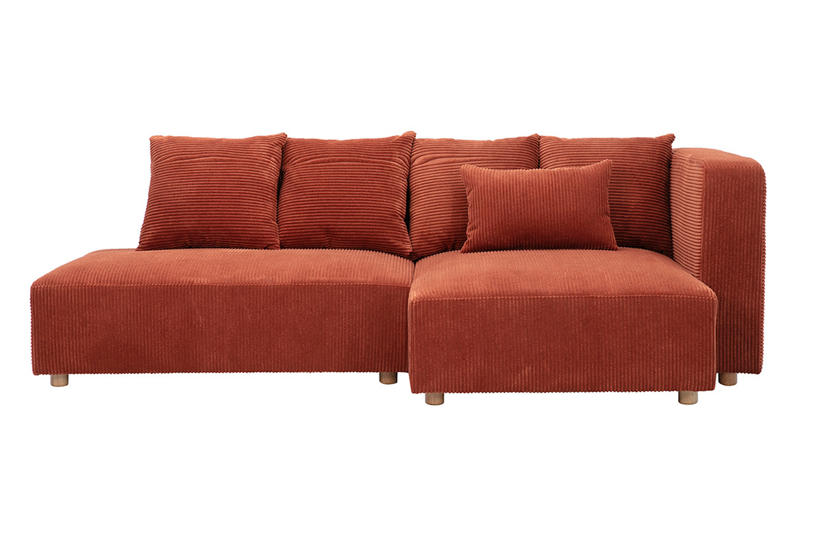 Canap� d'angle droit 3 places en tissu velours c�tel� terracotta avec coussins, vue de face.