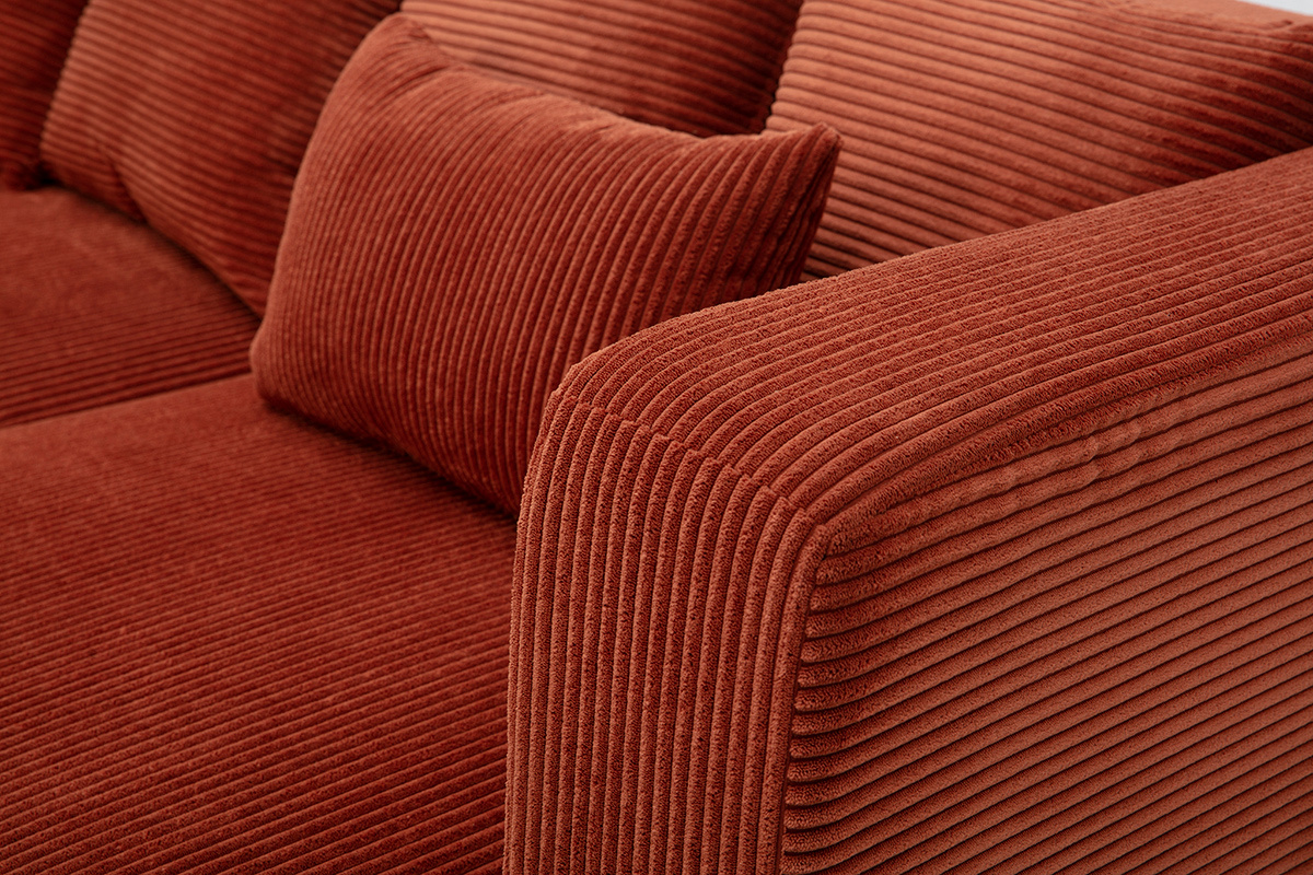 D�tail du canap� d'angle droit 3 places en tissu velours c�tel� terracotta, coussins inclus.