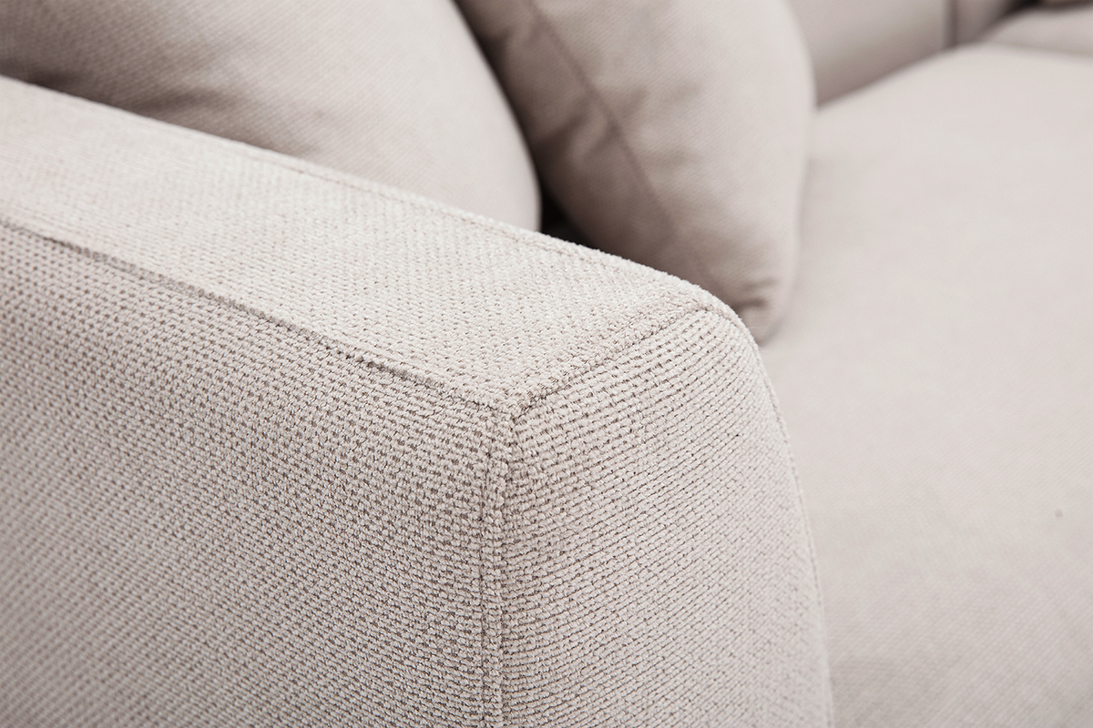 Gros plan sur le tissu chenille beige du canap� d'angle droit IVAR, montrant sa texture douce.