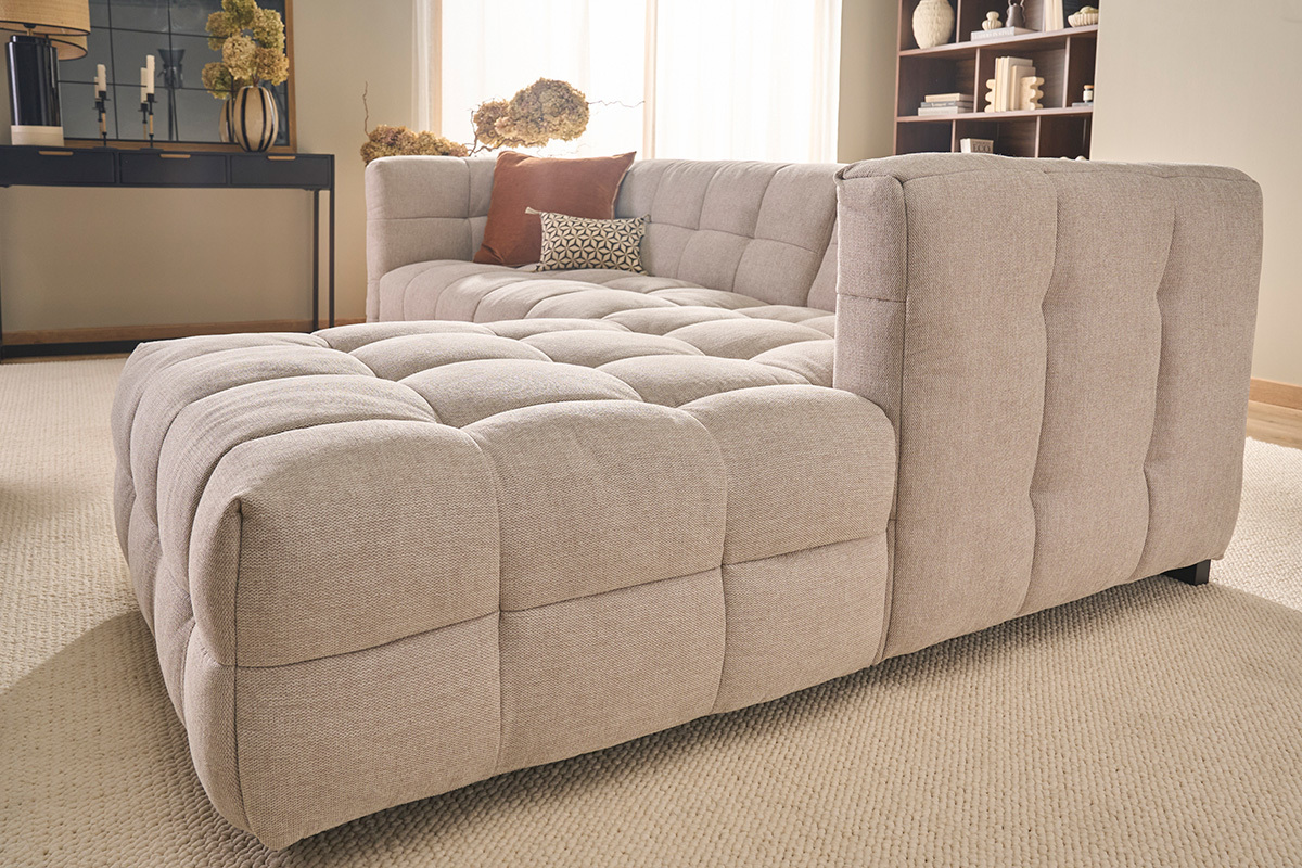 Canap� d'angle droit 3 places en tissu effet velours beige avec coussins, vue 3/4.