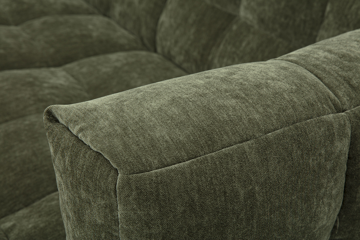 Dtail d'un canap d'angle droit en tissu effet velours vert kaki CORTO, montrant le tissu et les coutures.