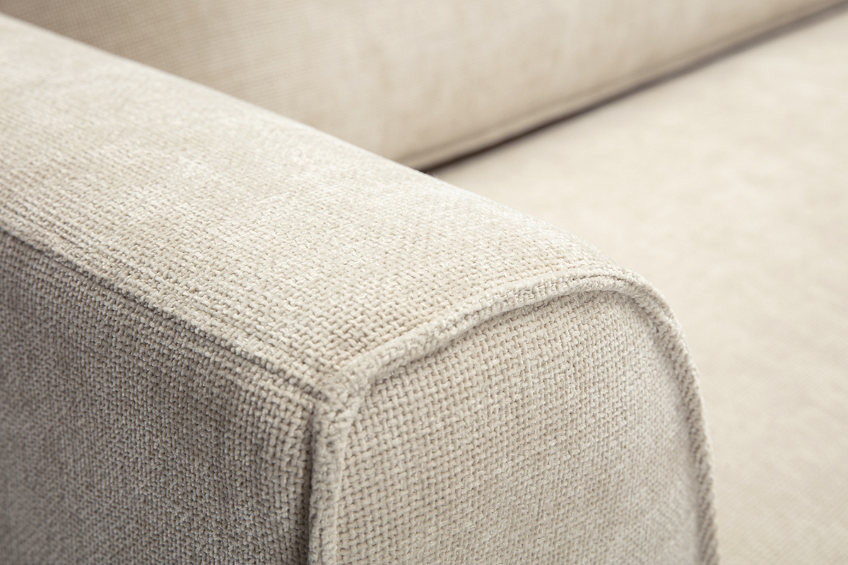 Gros plan sur le tissu effet velours textur� beige d'un canap� d'angle.