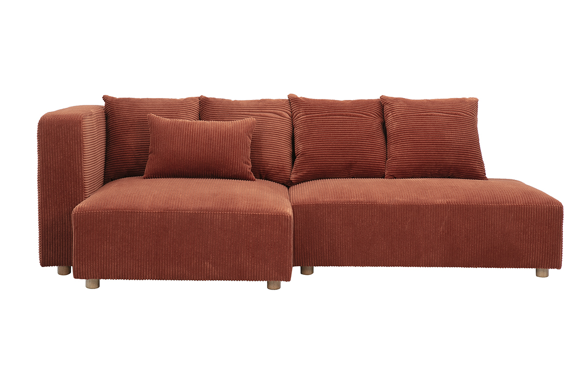 Canap� d'angle gauche 3 places en tissu velours c�tel� terracotta, vue de face avec coussins.