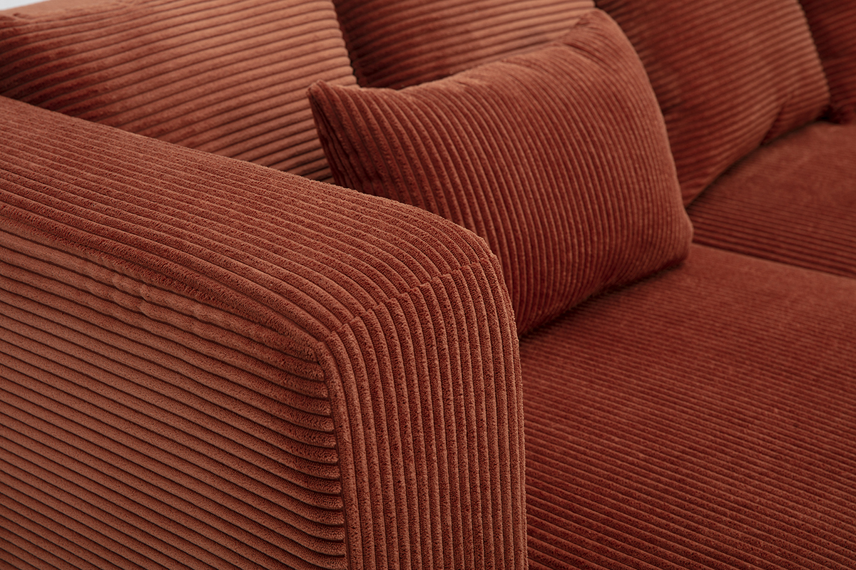 D�tail du canap� d'angle gauche HARLEM, en tissu velours c�tel� terracotta, coussins inclus.