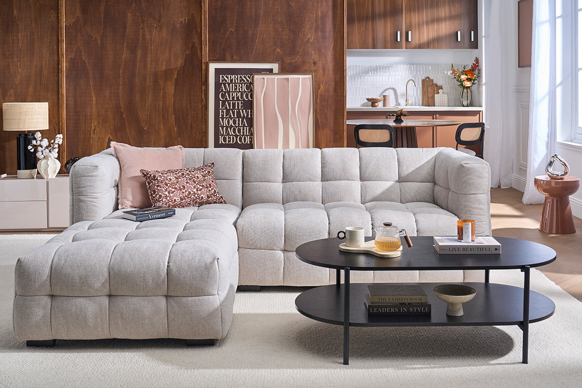 Canap� d'angle gauche CORTO 3 places en tissu beige, vue de face avec accessoires d�coratifs.