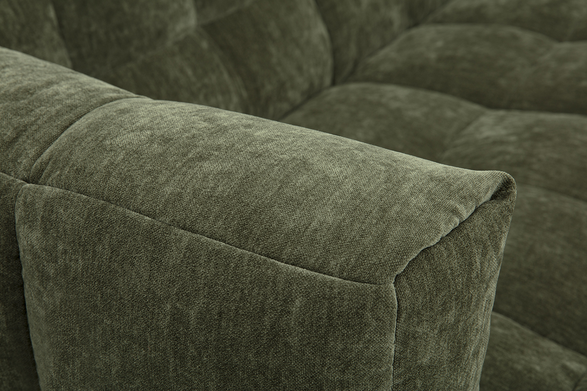 Gros plan sur le tissu effet velours vert kaki du canap CORTO.