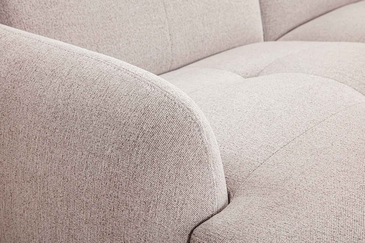 D�tail du canap� d'angle �lectrique beige en tissu effet velours textur�, vue rapproch�e.