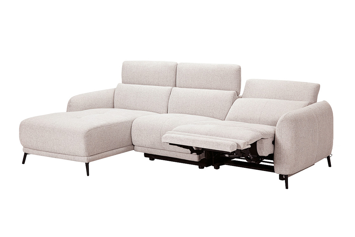 Canap� d'angle gauche �lectrique beige avec t�ti�res ajustables et repose-pieds, vue de 3/4.